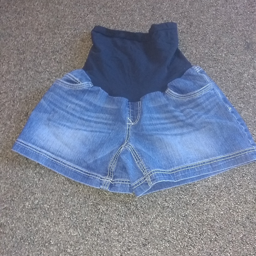 Oh baby by motherhood maternity shorts